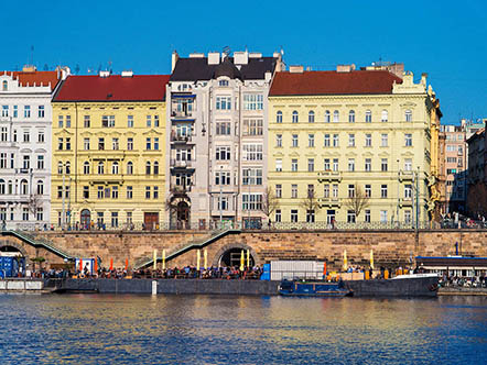Primátor Dittrich - posezení u Vltavy na lodi na náplavce v Praze