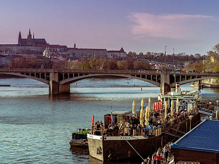 Primátor Dittrich - posezení u Vltavy na lodi na náplavce v Praze